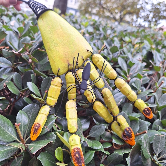 Witch Hand Zombie Finger Halloween Decor Spider Ring Metal Fingernail Wood Green - Picture 12 of 17